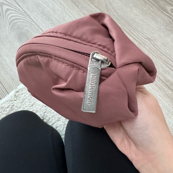 Lululemon cosmetic pouch - Picture 3 of 8